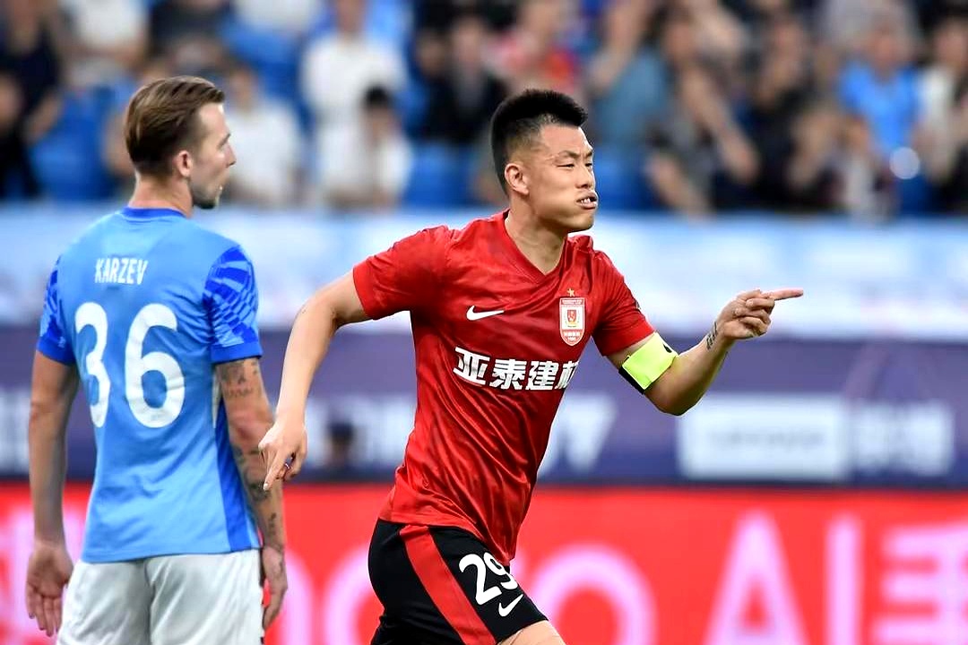 中超赛后再迎强敌，里昂再遭质疑，主帅态度：质疑声仍在，身体对抗强度拉满的简单介绍